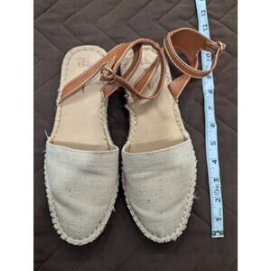 Closed toe burlap/canvas memory foam strap sandals by Time & Tru size 8